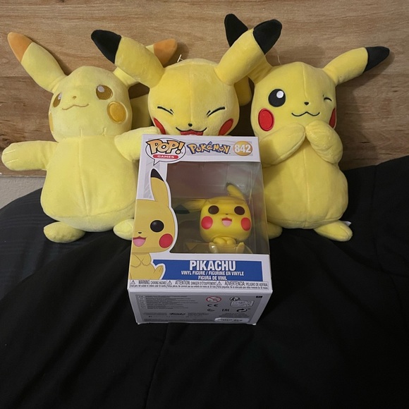Pokemon Other - Selling a pikachu plush bundle